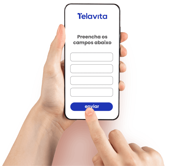 Duas mãos segurando um smartphone no site da Telavita