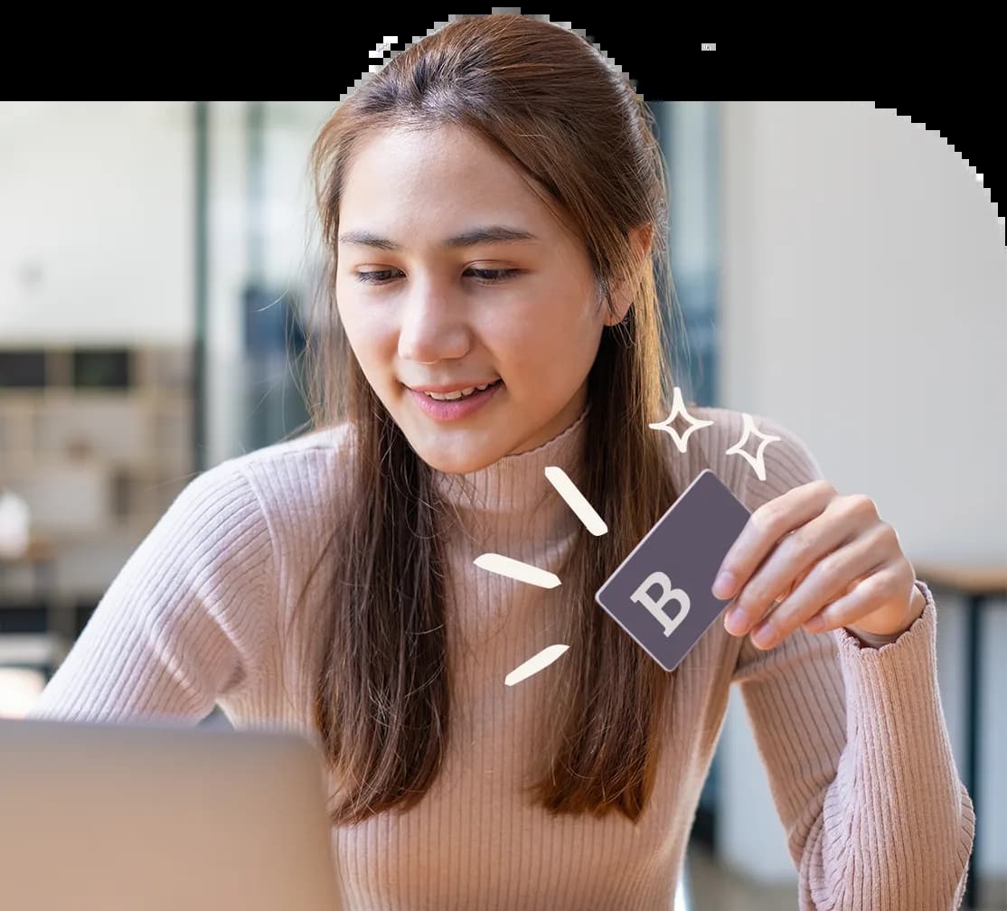 Mulher sorrindo com o cartão de beneficiários na mão